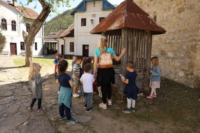 Deca u dvoristu manastira